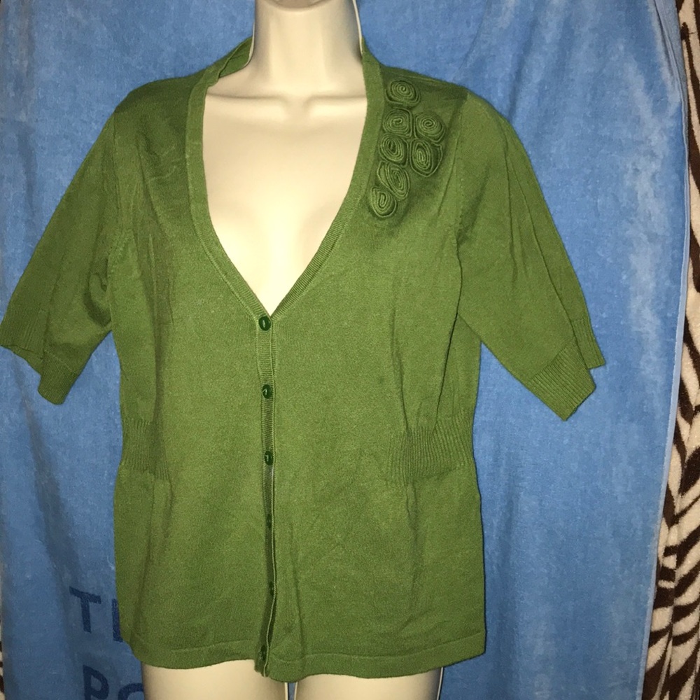 Womyn medium green cardigan sweater 💕